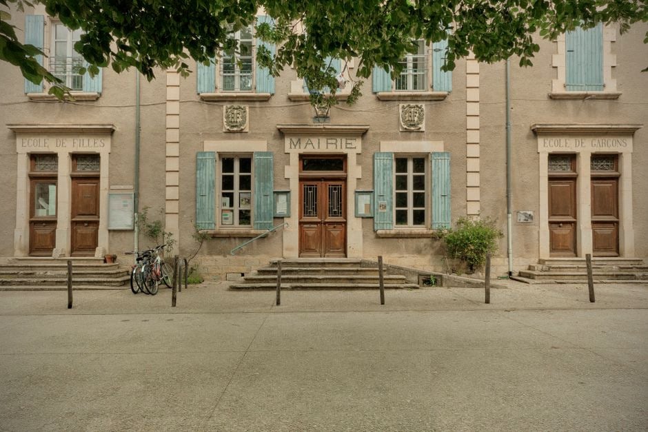 Élus ruraux étudiant un projet solaire communal en mairie