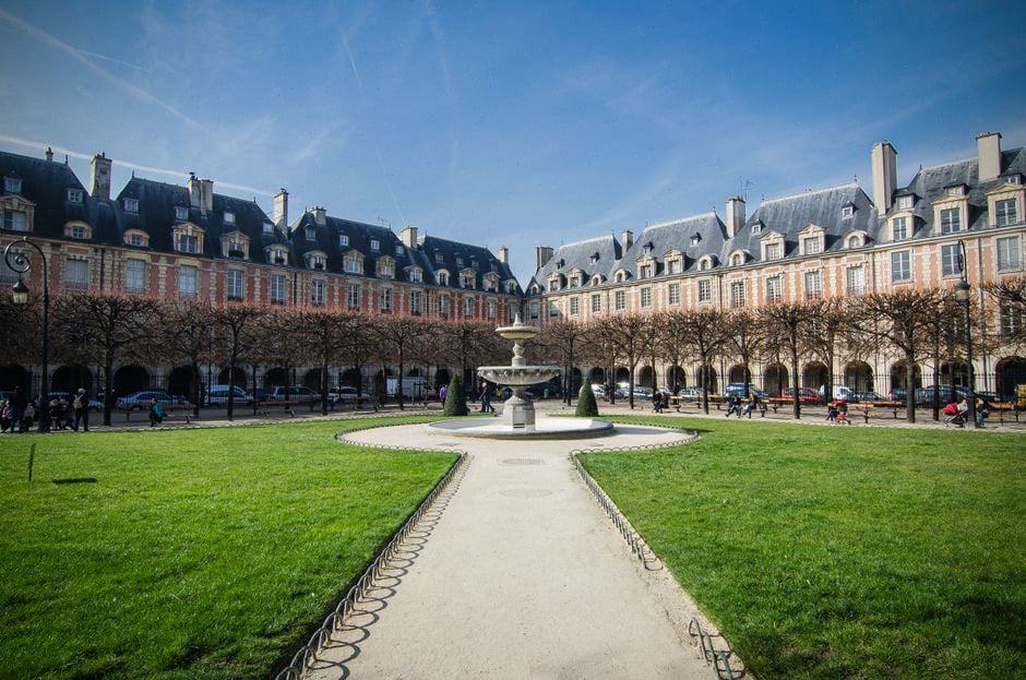 Salariés étudiant l’impact de l’IA sur le travail de bureau