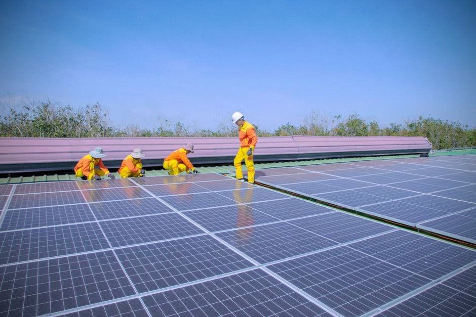 Techniciens vérifiant un raccordement solaire en toiture à Hô-Chi-Minh-Ville