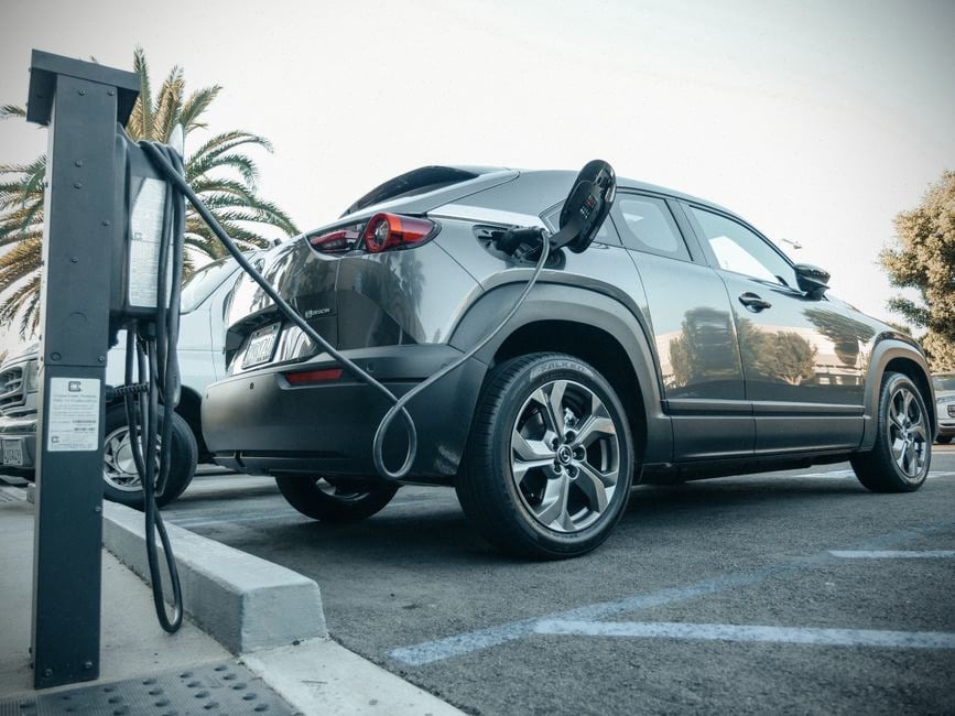 SUV électrique et citadine branchés sur une station moderne