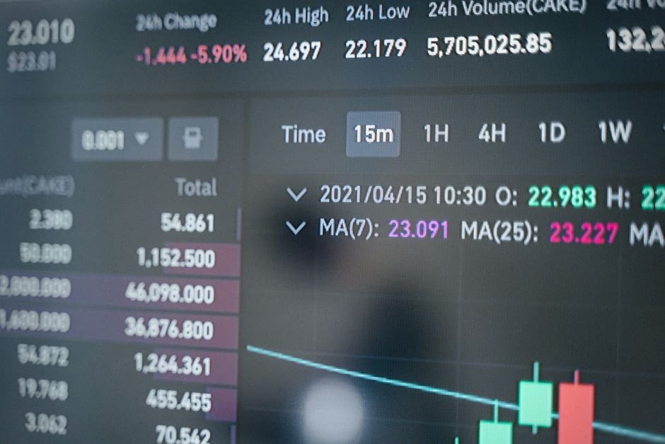 Analystes chinois suivant les marchés du pétrole et les achats de brut