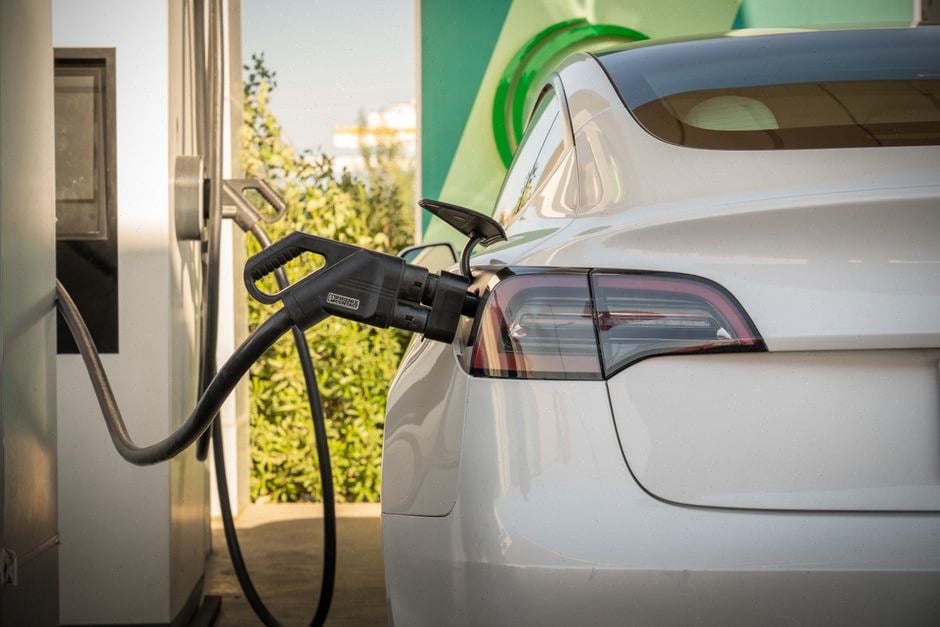Berline électrique longue autonomie testée sur piste technique moderne