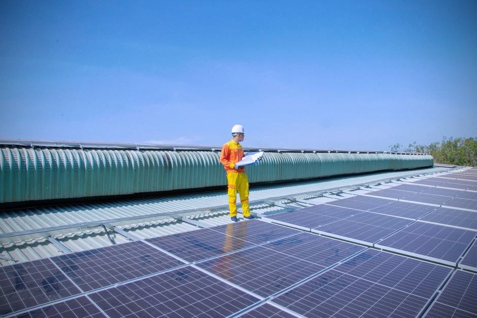 Techniciens inspectant des panneaux solaires dans une province industrielle chinoise