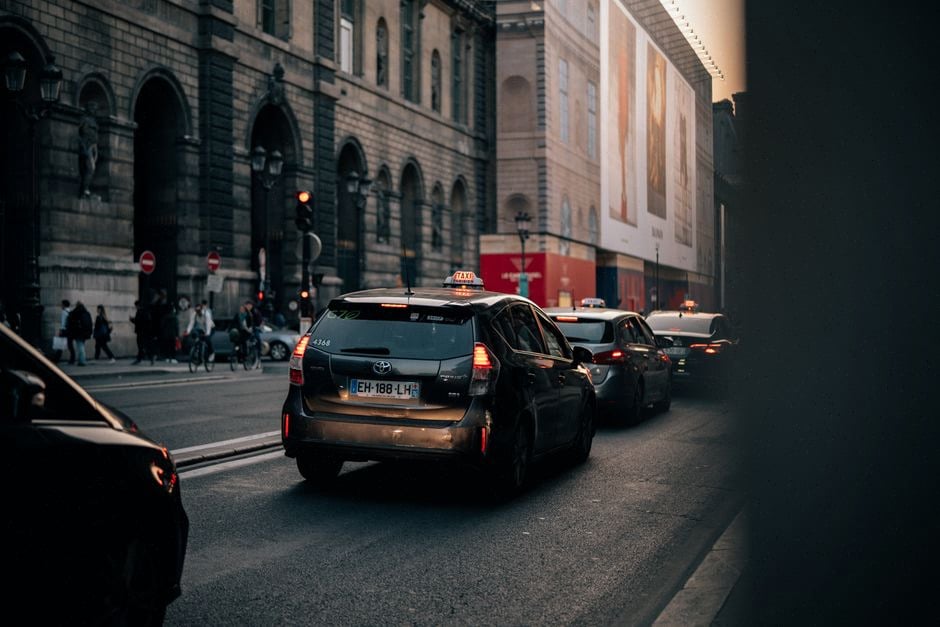 Comparaison entre voiture électrique et diesel dans une concession française