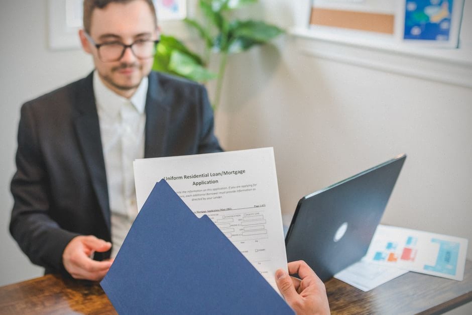 Dossier de prêt immobilier analysé avec un conseiller bancaire