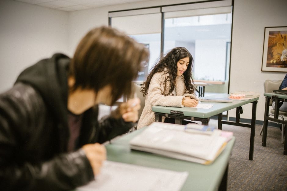 Étudiants préparant fiches de révision et quiz avec Gemini
