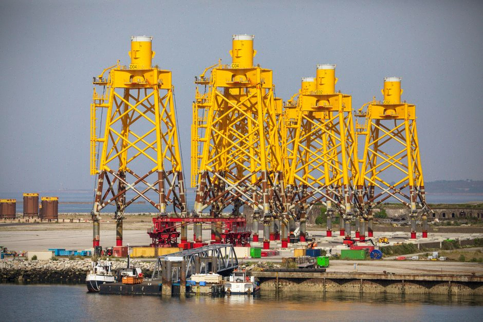 Pêcheurs préparant le ravitaillement en carburant dans un port français