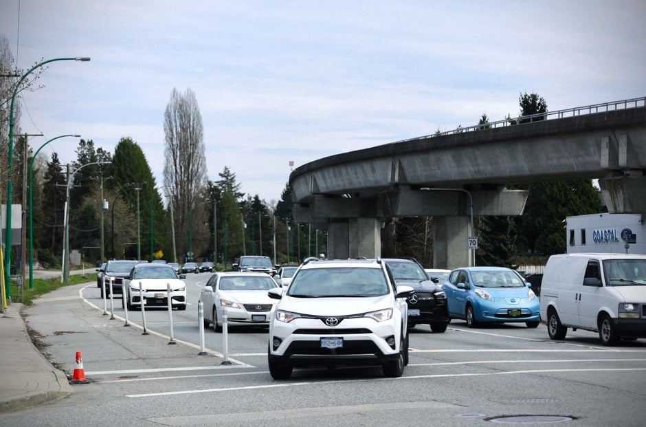 Flotte de voitures électriques branchées sur bornes bidirectionnelles