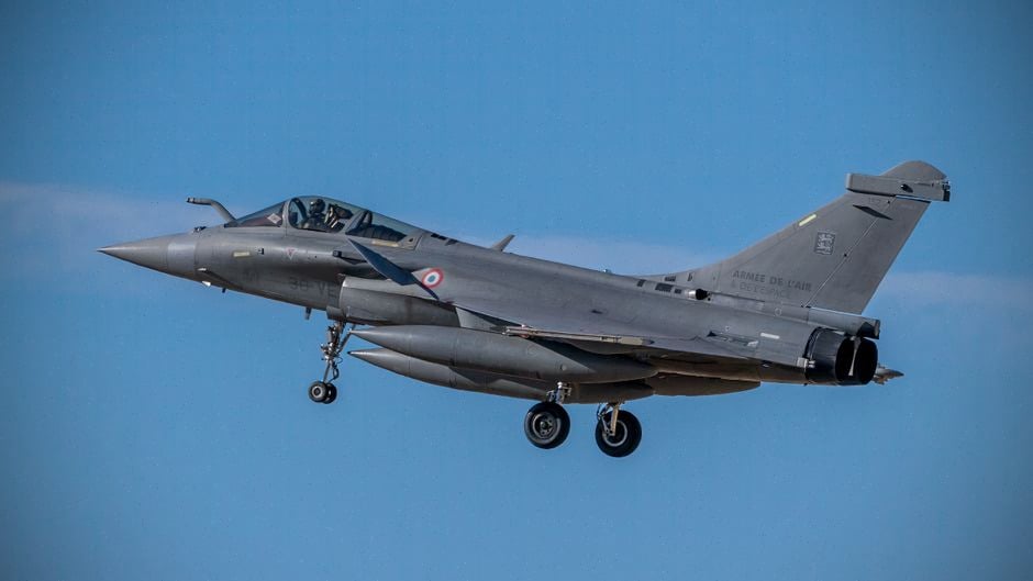 Pilote de Rafale préparant un essai d’intelligence artificielle embarquée