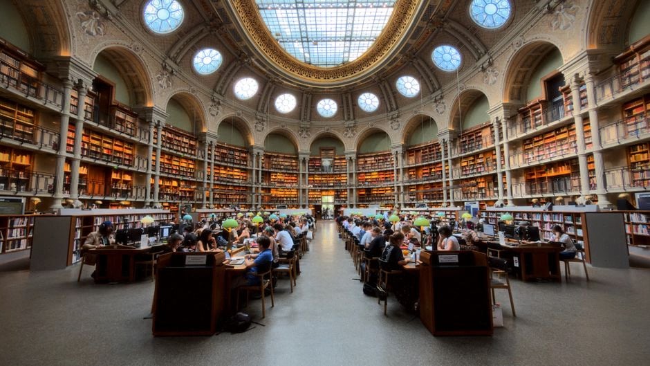 Développeurs analysant une chronologie de pannes Claude en salle technique