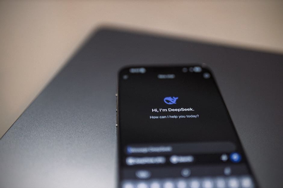 Journaliste testant Siri AI sur iPhone et MacBook récents