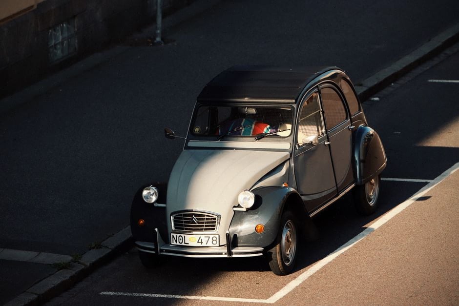 Habitacle minimaliste de Citroën 2 CV électrique au design rétro