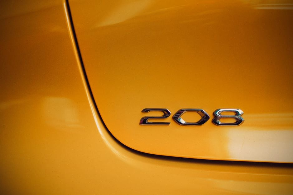 Signature lumineuse à trois griffes de la future Peugeot E-208