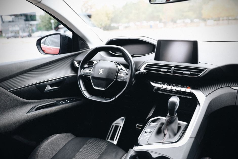 Habitacle Peugeot i-Cockpit Hypersquare avec commande steer-by-wire