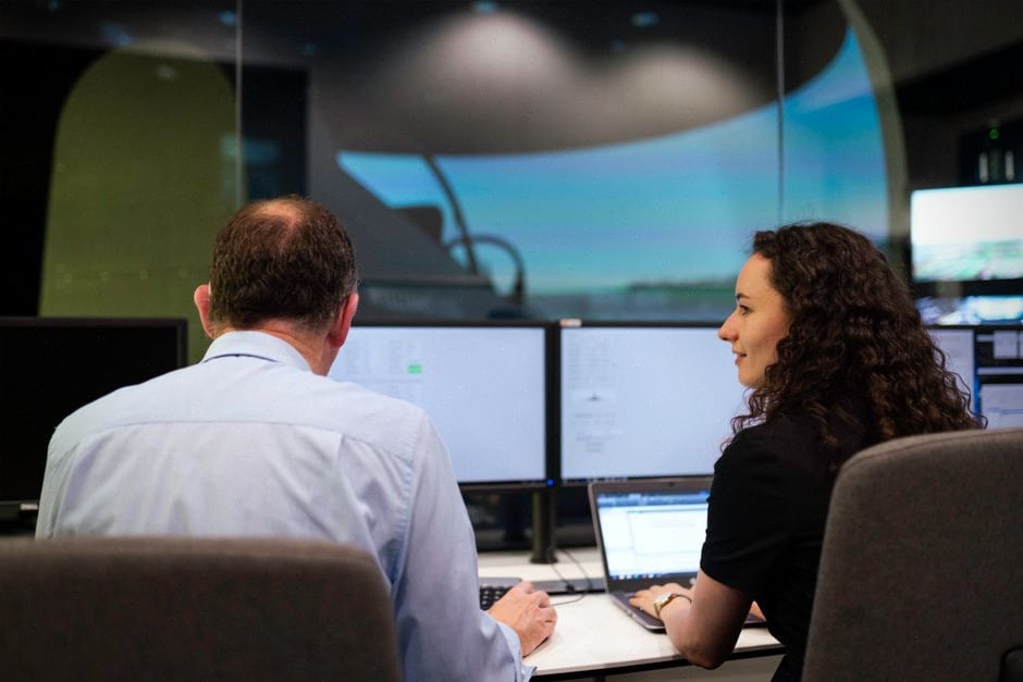 Ingénieurs testant des calculateurs sobres pour IA embarquée aéronautique
