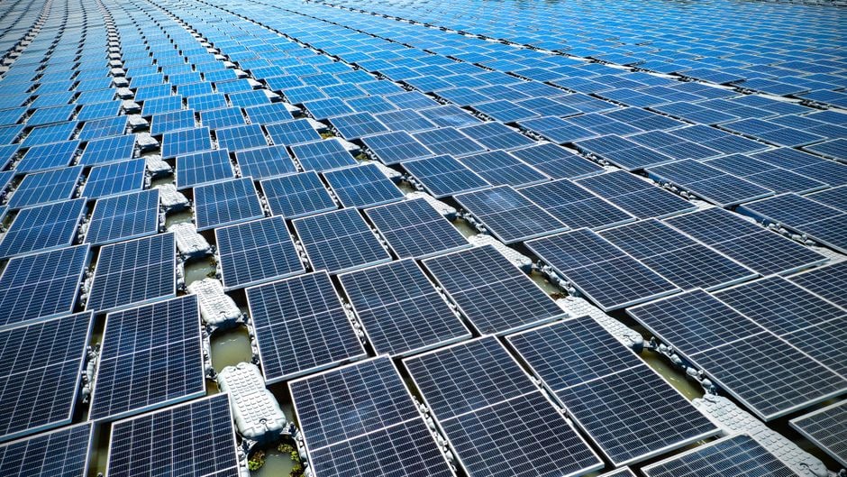 Parc solaire flottant de Gueugnon associé à des batteries de stockage