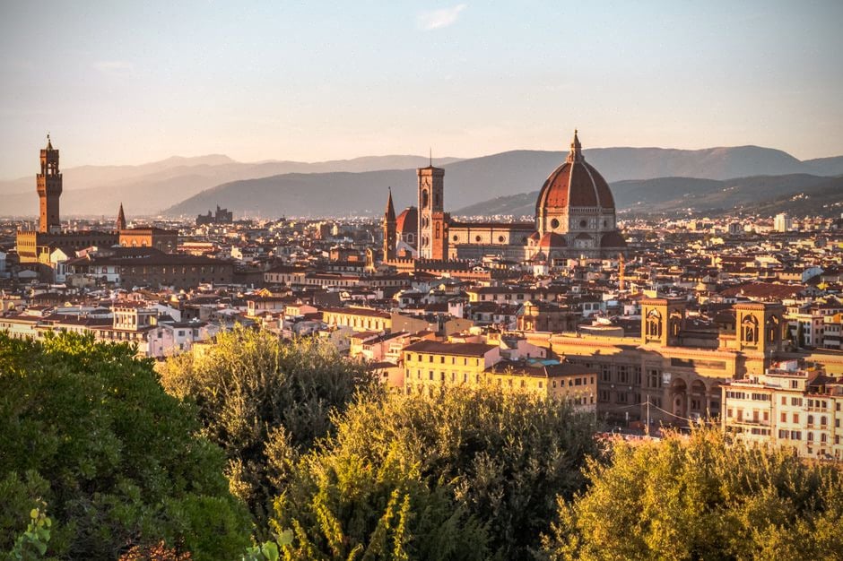 Ingénieurs italiens étudiant un modèle de petit réacteur modulaire