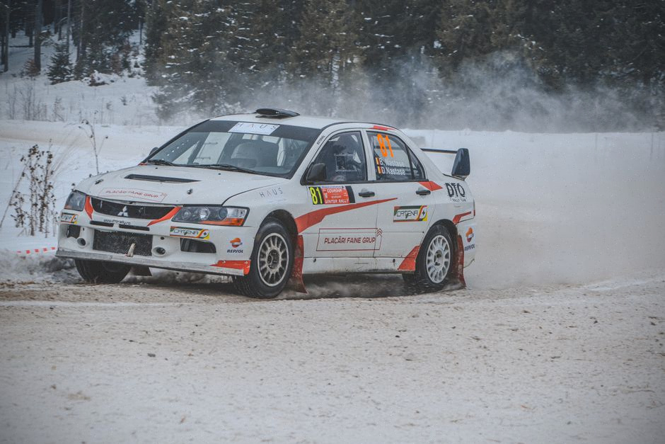 Voitures électriques du Watt Rally arrivant dans les montagnes norvégiennes