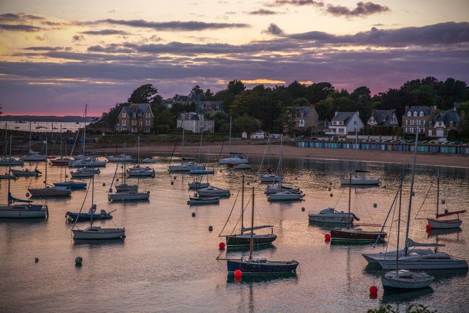 Panneaux solaires flottants sur un plan d’eau dans l’Yonne