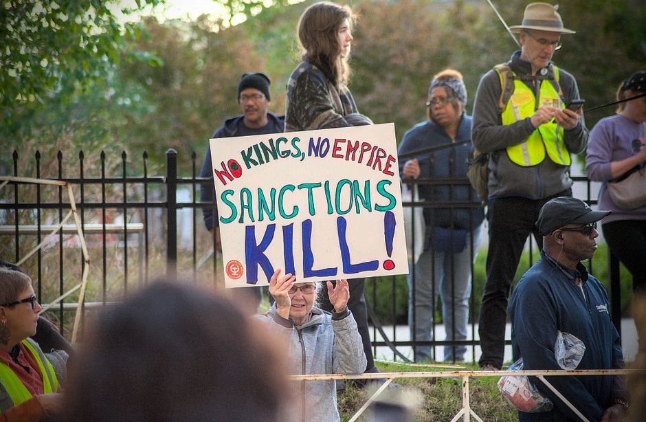 Élus américains discutant de la légalité des sanctions énergétiques