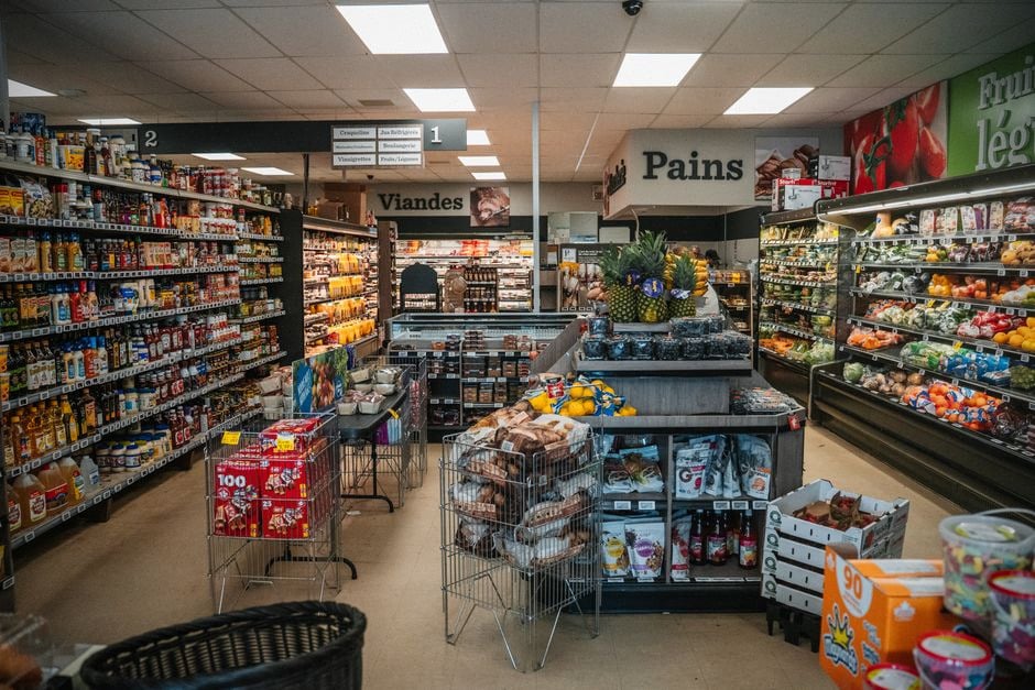 Ménage comparant les prix alimentaires face à l’inflation énergétique