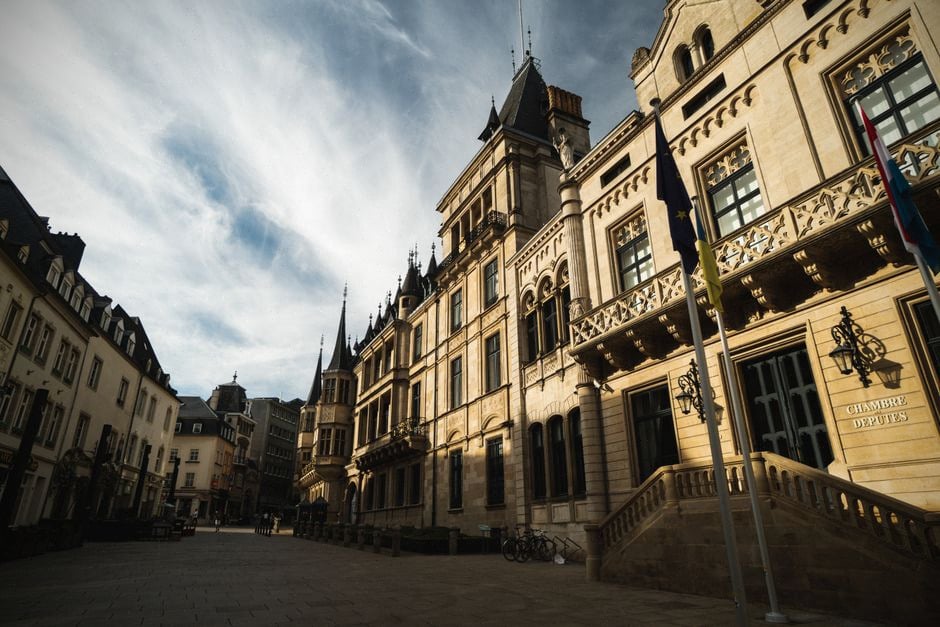 Bornes de recharge publiques au Luxembourg près d'immeubles résidentiels