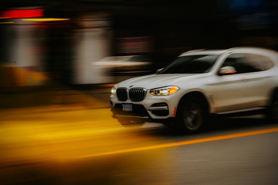 SUV électrique BMW iX4 en recharge rapide sur autoroute