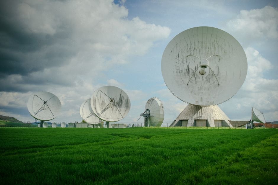 Station au sol recevant les données d’un satellite IA