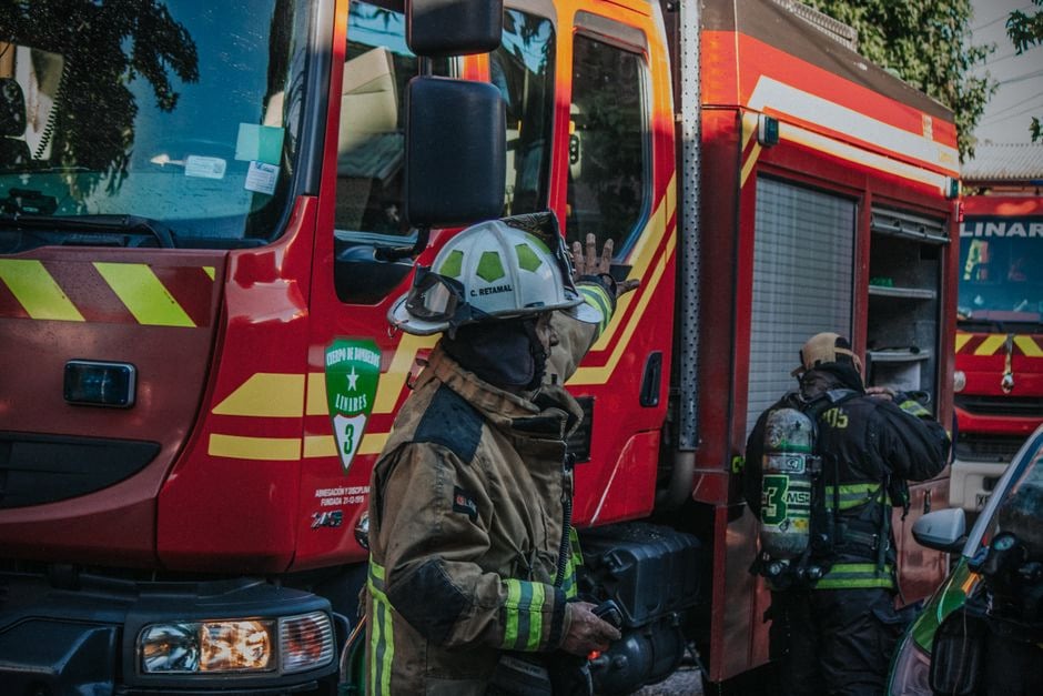 Camion professionnel ravitaillé en B100 dans un dépôt dédié