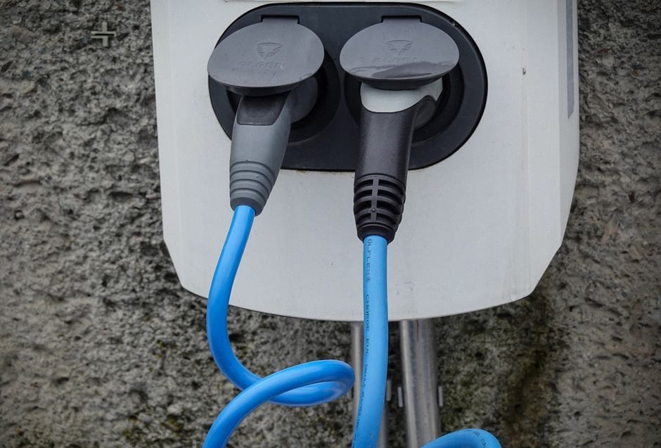 Recharge d'une voiture électrique partagée en centre-bourg