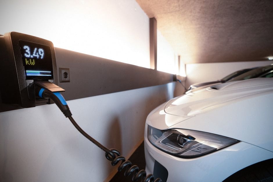 Conducteur branchant une voiture électrique sur une borne E.Leclerc 22 kW
